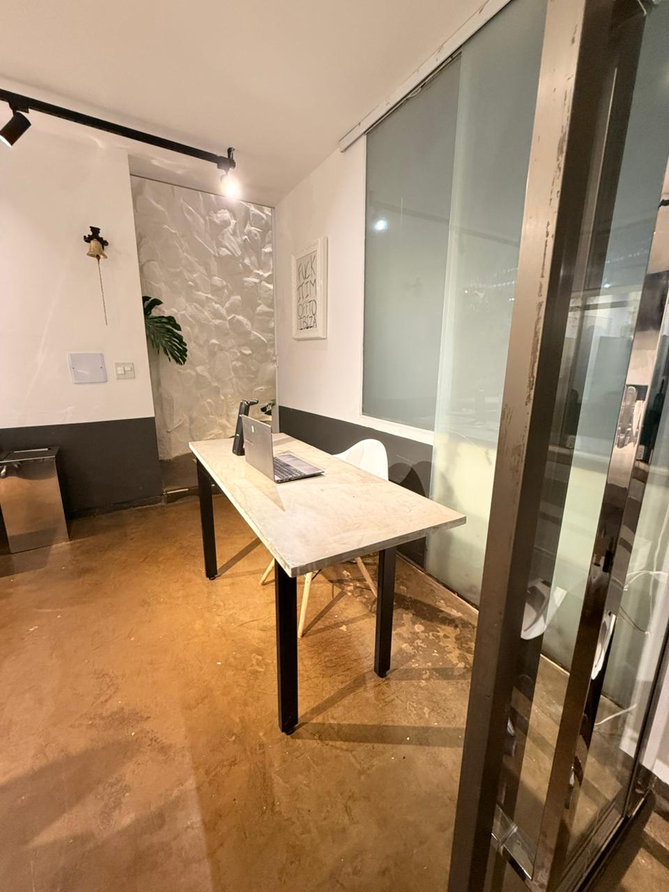 Mesa Solitária no Escritório